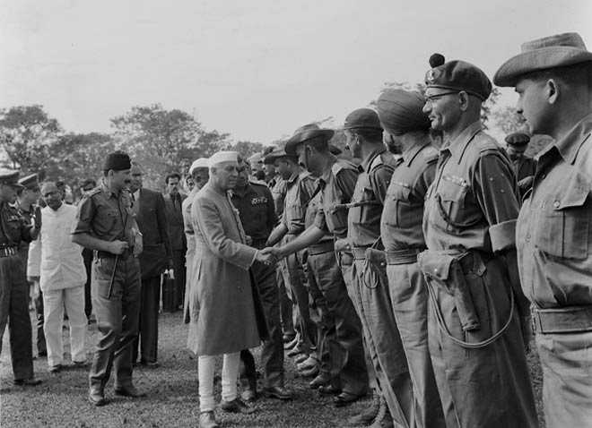 Hindistan Başbakanı Cevahirlal Nehru'nun Çin-Hindistan Savaşı sırasında birlikleri ziyareti