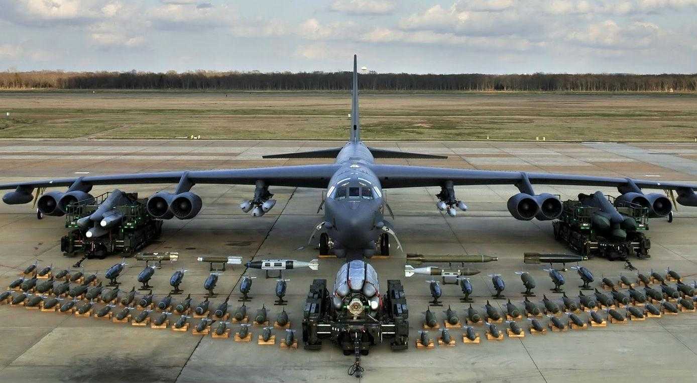 ABD'ye ait B-52 Bombardıman Uçağı ve Bombaları