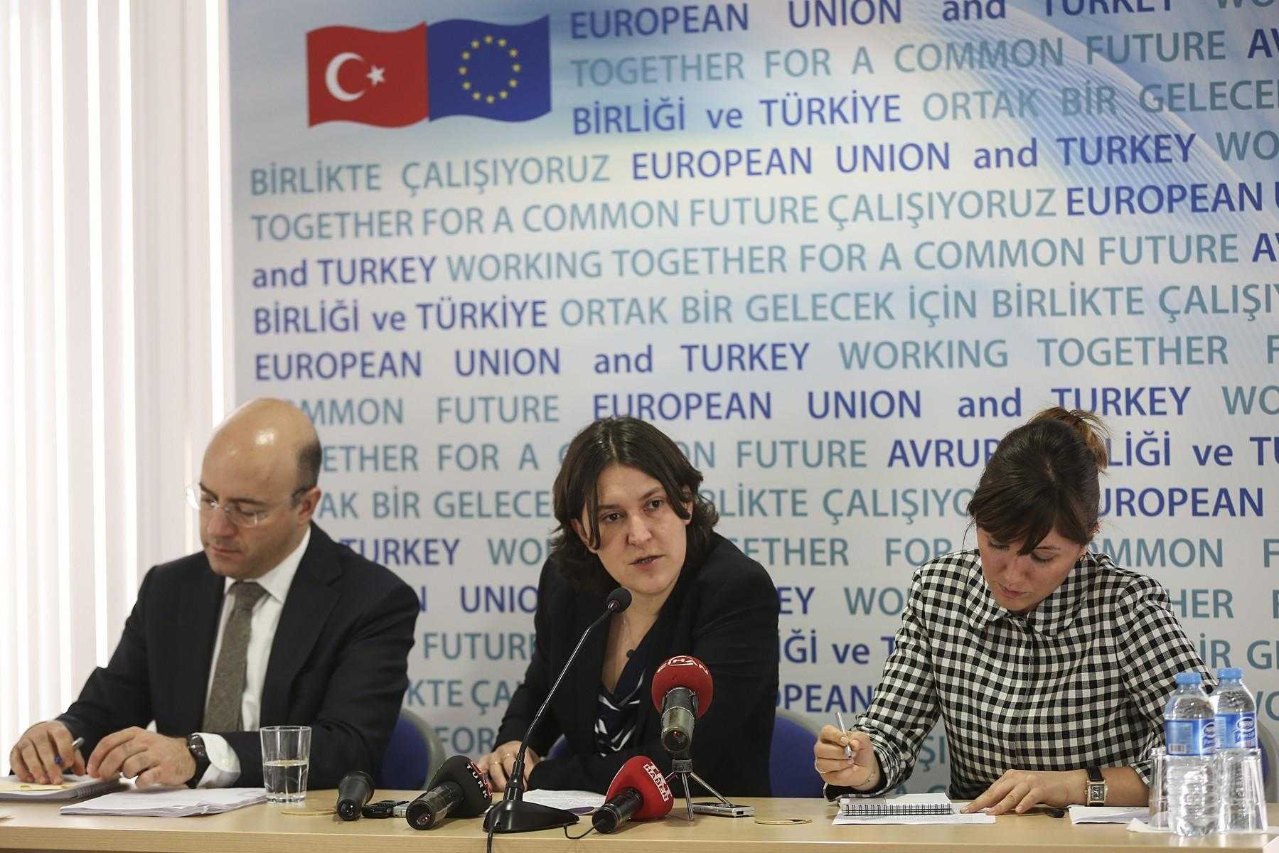 Avrupa Parlamentosu Türkiye Raportörü Kati Piri (ortada)