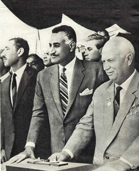Cemal Abdül Nasır, SSCB lideri Kruşçev'le birlikte Asvan Barajı'nın temel atma töreninde.