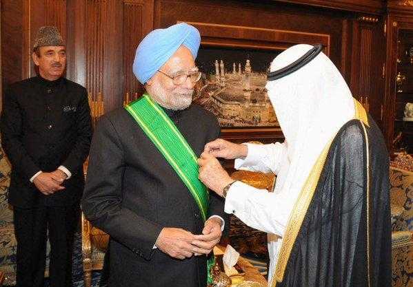 Suudi Arabistan Kralı Selman Hindistan Başbakanı Rodi'ye devlet nişanı verirken