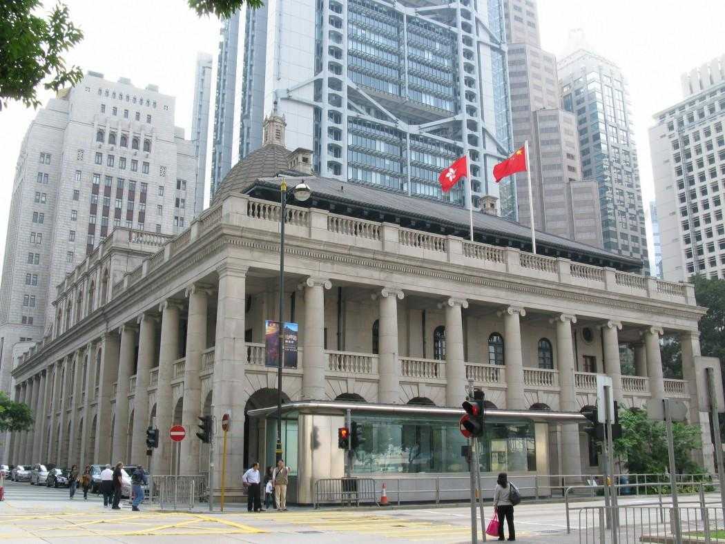 Hong Kong Meclisi (Çin ve Hong Kong Bayrağı dalgalanıyor)