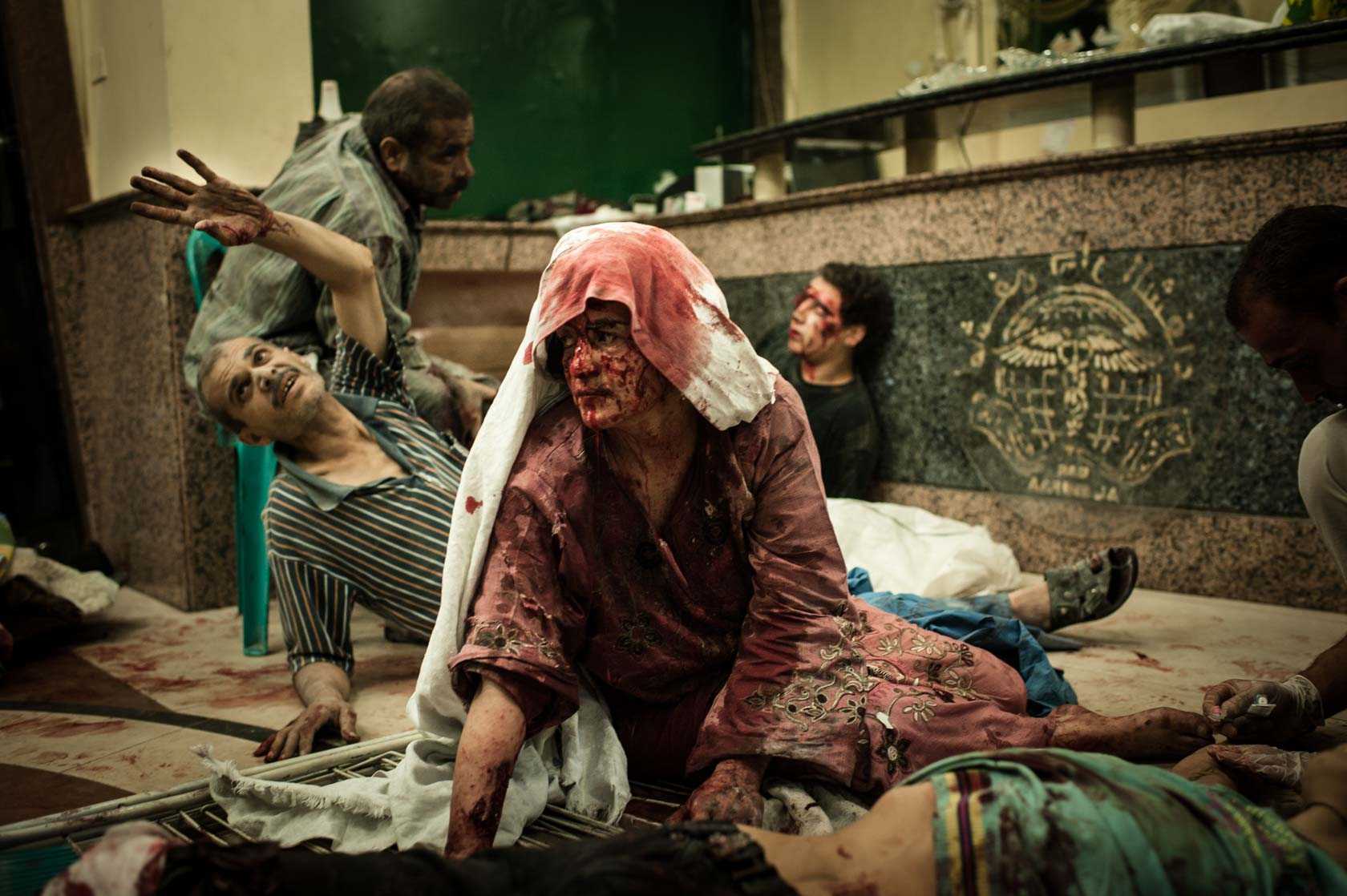 Fotoğraf 3, Eduardo Elias: "Bu fotoğrafı 21 Ağustos'ta Halep'te çektim. Bir fırın saldırıya uğramış ve yaralılar Dar-ül Şifa Hastanesi'ne getirilmişti. Yaralı ve ölüler arasında çalışmak gerçekten çok korkunçtu. İlk defa bir savaş takip ediyordum ve fotoğrafları çekmek benim sorumluluğumdu. Bu fotoğrafa baktığımda, bir hastane köşesinde, gözleri dolmuş halimi hatırlıyorum. İsyancılar yaralandığında ya da öldüğünde anlıyordum, bu bir savaştı. Peki çocuklar, kadınlar ve siviller öldüğünde. İşte bunu anlamak zordu." (ntv.com.tr, 16 Mayıs)