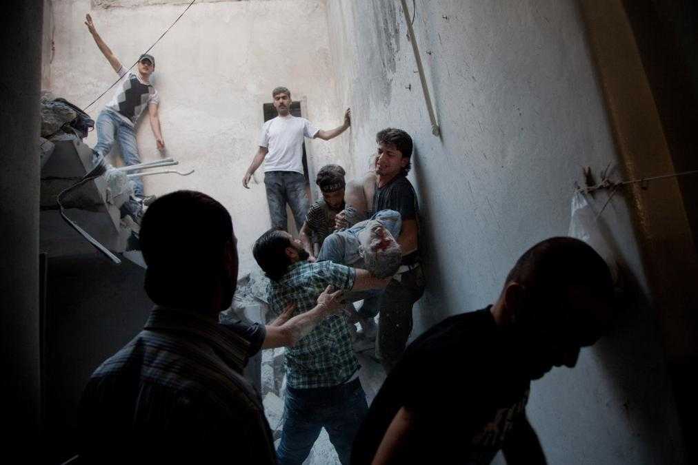 Fotoğraf 4, Bu fotoğraf, Halep'in Bustan el-Kasr bölgesinin savaş uçaklarıyla vurulmasından hemen sonra çekildi. Atılan üç bombadan ikisi bu eve isabet etti ve saldırıda 8 kişi yaşamını yitirdi. Ölenlerden 5'i yaşları 15'ten küçük çocuklardı ve hepsi aynı ailedendi. (Nicola Tung , ntv.com.tr, 16 Mayıs)
