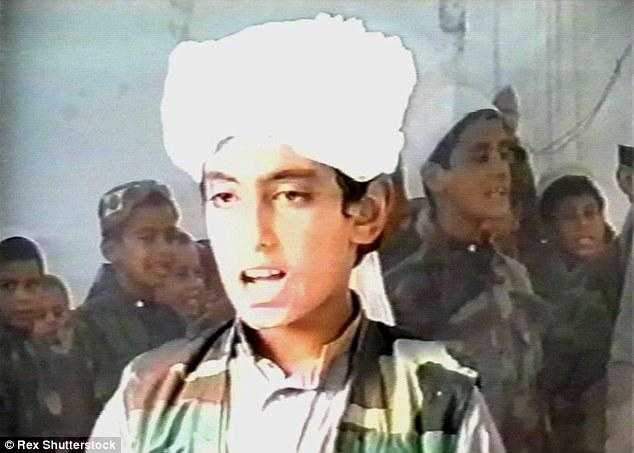 Hamza Bin Ladin El Kaide kampında eğitimde.