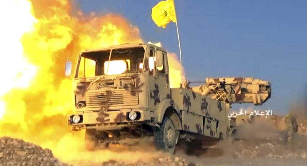 Hizbullah militanları, meşhur roketleri ile. Sputnik'ten alıntı.