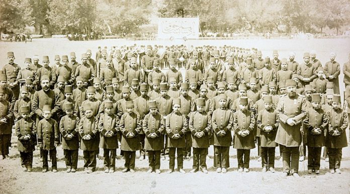 Aşiret Mektebi Öğrencileri